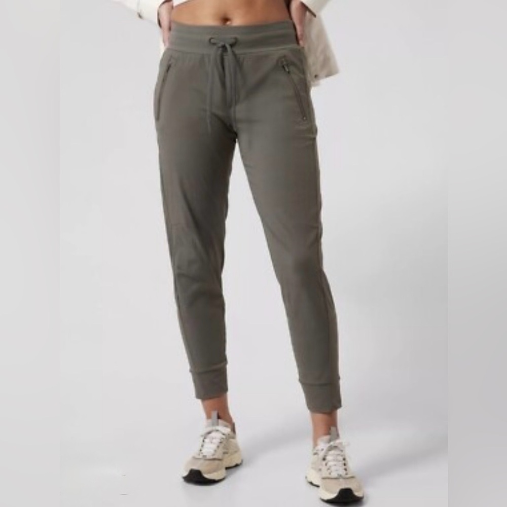 Athleta Trekkie North Jogger size 6